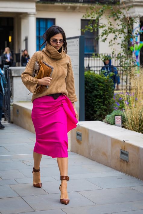 Day 3 | London Fashion Week Street Style Spring 2018 | POPSUGAR Fashion Photo 92 Fuchsia Outfit, Camel Sweater, Look Rose, London Fashion Week Street Style, Street Style 2017, Estilo Chic, Looks Street Style, Street Style Trends, Spring Street Style