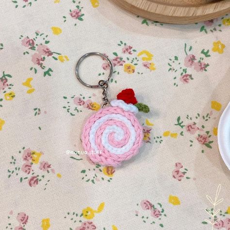 Crochet Dessert, Crochet Cake, First Crochet, Link Youtube, Crochet Keychain Pattern, Crochet Business, Crochet Design Pattern, Kawaii Crochet, Crochet Food