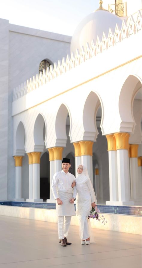 Nikah Masjid, Wedding Malaysia Muslim, Melayu Wedding Dress, Wedding Malaysia, Melayu Wedding, Muslim Wedding Photos, Muslim Wedding Gown, Nikah Outfit, Muslim Wedding Photography