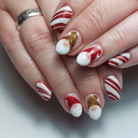 Gonks Christmas Nails, Red Santa Nails, Gonk Nail Art, Gnome Nails Christmas, Christmas Gnome Nail Designs, Ginger Bread Nail Designs, Gonk Christmas Nails, Elf Nail Art, Gnome Nails Art