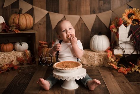 Fall Cake Smash Photoshoot, First Birthday Pie Smash, Pumpkin Pie Photoshoot, Pumpkin Pie Smash First Birthday, Fall Smash Cake Photos, Fall 1st Birthday Photoshoot, Fall First Birthday Photoshoot, Fall Cake Smash, Pumpkin Cake Smash