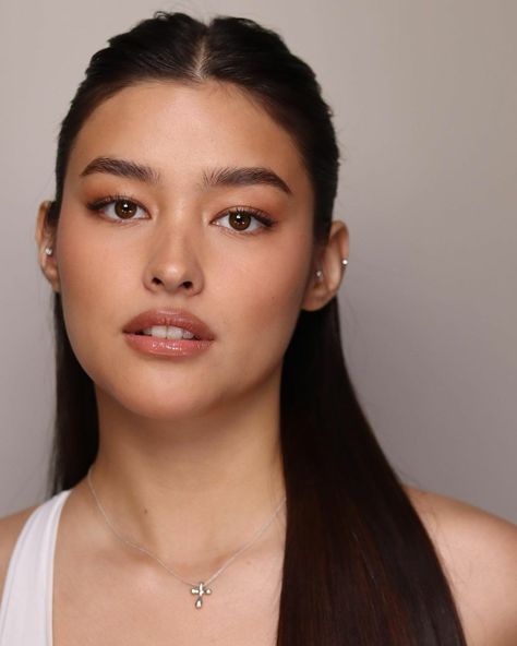 Filipina Makeup, Asian Makeup Natural, Tan Skin Makeup, Skin Tone Makeup, Tanned Makeup, Liza Soberano, Bridal Makeup Natural, Famous Personalities, Female Actresses