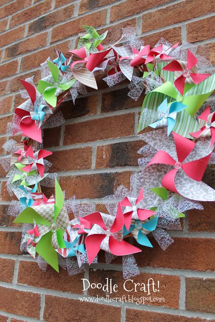 DIY Paper Christmas Pinwheel Wreath / Here is the How to Link > http://www.doodlecraftblog.com/2012/11/christmas-pinwheel-wreath-with.html Pinwheel Wreath Diy, Pinwheel Wreath, Fun Christmas Wreaths, Paper Pinwheels, Bingo Books, Diy Pinwheel, Christmas Paper Craft, Wreath For Christmas, Pin Wheel