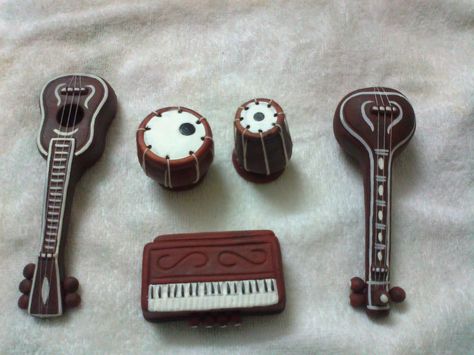 Would be a great idea to do for Golu/Bommala Koluvu - Indian musical instruments - miniature clay replicas Mini Musical Instruments, Wedding Rukhwat, Miniature Instruments, Krishna Craft, Kondapalli Bommalu, Bommala Koluvu, Golu Dolls, Indian Musical Instruments, Paper Quilling Tutorial