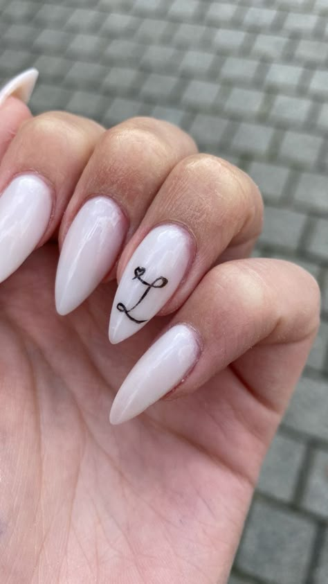 White Nails With Bf Initial, White Nails Inspo Aesthetic, Nails With White Background, Nails With An L Initial, Nails With L Letter, Nails With The Letter L On Them, Initial Wedding Nails, White Nails Astethic, Milky White Nails With Initial