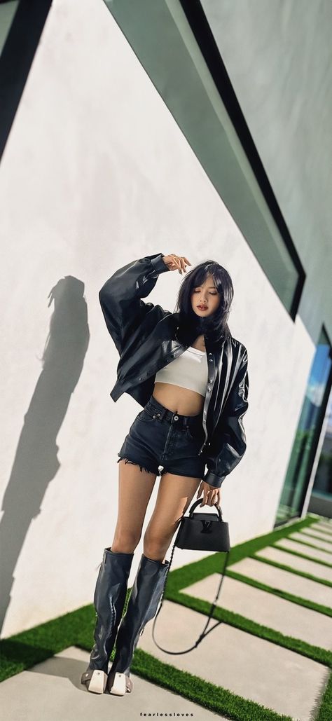 LISA WALLPAPER La Lisa Wallpaper, Lisa Manoban Outfits, Lalisa Manobal Wallpaper, Lisa Blackpink Outfit, Lisa Background, Lisa Tomboy, Lalisa Manoban Aesthetic, Lisa Blackpink Cute, Lisa Cool