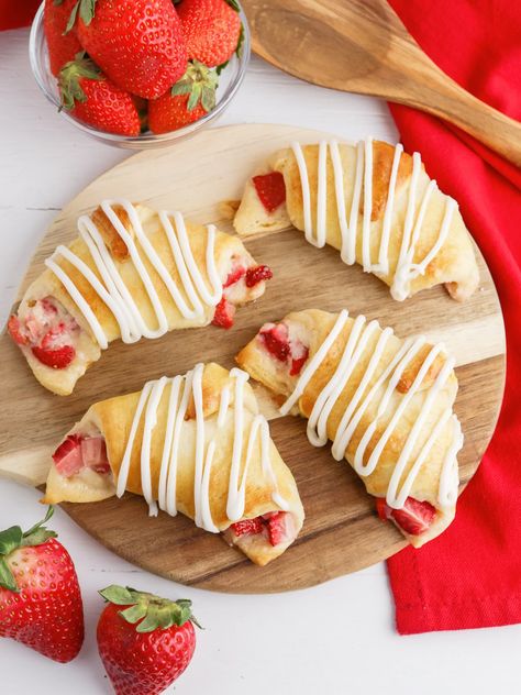 Strawberry Cheesecake Crescent Rolls, Strawberry Crescent Roll Recipes, Strawberry Cheesecake Croissant, Strawberry Cream Cheese Crescent Rolls, Strawberry Cream Cheese Croissants, Strawberry Crescent Rolls, Strawberry Cream Cheese Breakfast, Cream Cheese Filled Crescent Rolls, Cheesecake Crescent Rolls