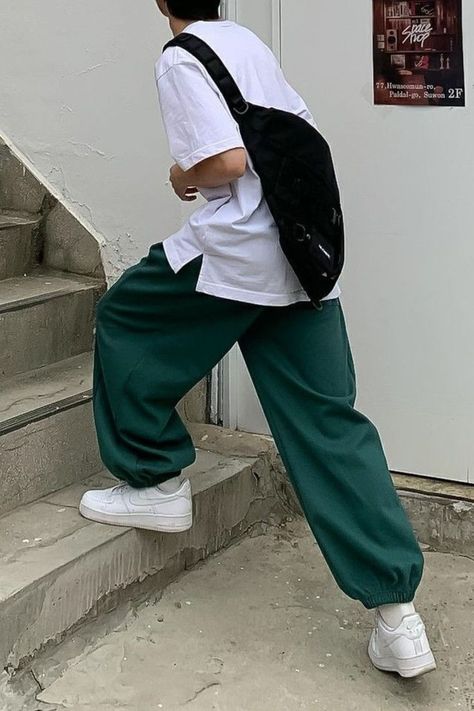 Clean Boy Aesthetic Outfits, Green Sweatpants Outfit, Baggy Pants For Men, Style Baggy Pants, Baggy Pants Outfit, Korean Street Fashion Men, Beauty Mistakes, Oversized Sweatpants, Guys Fits