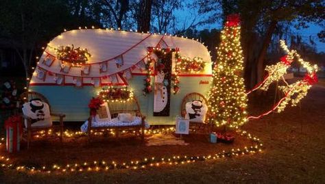 Trailers Decorated for the Holidays - 2017 Edition Campsite Decorating, Christmas Camper, Tin Can Tourist, Trailer Decor, Trailer Camper, Motor Coach, Vintage Campers, Camper Decor, Vintage Trailer