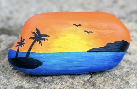 Cool Rock Painting Ideas Sunset, Beach Scene Rock Painting, Rock Painting Ideas Beach Theme, Beach Theme Painted Rocks, Rock Painting Ideas Beach, Sunset Rock Painting, Beach Rock Painting, Painted Rocks Beach, Painted Pavers