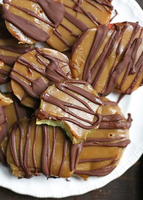 Paleo Caramel Apples, Healthy Caramel Apples, Carmelized Walnuts, Paleo Apple Recipes, Carmel Apple Recipe, Paleo Caramel, Healthy Caramel Apple, Paleo Candy, Caramel Apple Bites