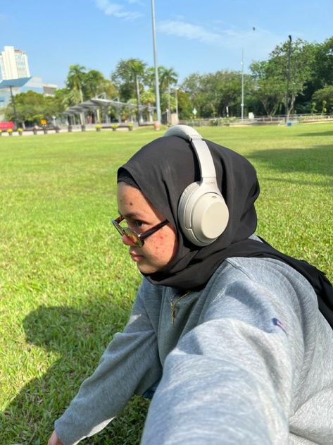 Xm4 Sony, Sony Wh 1000 Xm4, Aesthetic Hijabi Girl, Tiktok Pfp Ideas, Aesthetic Hijabi, Headphone Outfit, Tiktok Pfp, Headphones Aesthetic, Skin Aesthetic