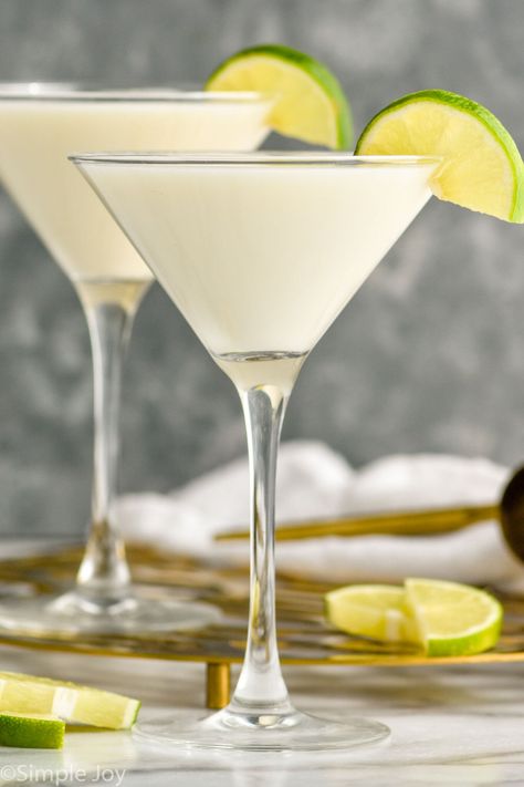 This Key Lime Martini is like dessert in a glass! If you love key lime pie, give this amazing key lime martini recipe a try. You will not be disappointed. Key Lime Martini Recipe, Lime Martini Recipe, Lime Martini, Key Lime Pie Martini, Key Lime Martini, Dirty Martini Recipe, Martini Ingredients, Desserts In A Glass, Citrus Vodka