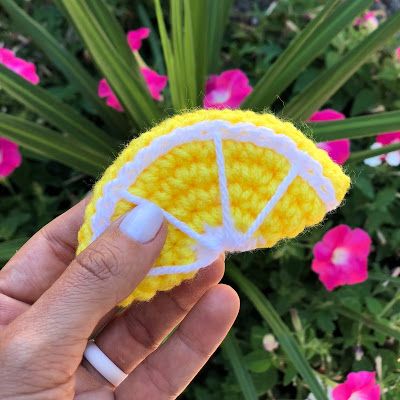 Lemon Keychain, Crochet Lemon, Crochet Applique Patterns Free, Keychain Pattern, Easy Crochet Hat, Crochet Fruit, Quick Crochet Patterns, Lemon Slices, Lemon Patterns