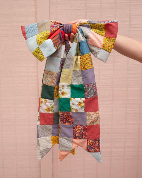 Quilted Clothes, Big Bow, Learn To Sew, Diy Projects To Try, Needle And Thread, Quilt Inspiration, Sewing Clothes, Quilt Sewing, Sewing Inspiration