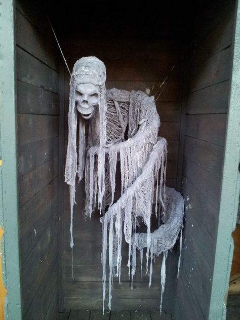 Halloween Decorations Indoor Scary, Monster Mud, Scary Halloween Decorations Outdoor, Scary Halloween Decorations Diy, Halloween Diy Outdoor, Halloween Outside, Casa Halloween, Halloween Props Diy, Creepy Halloween Decorations