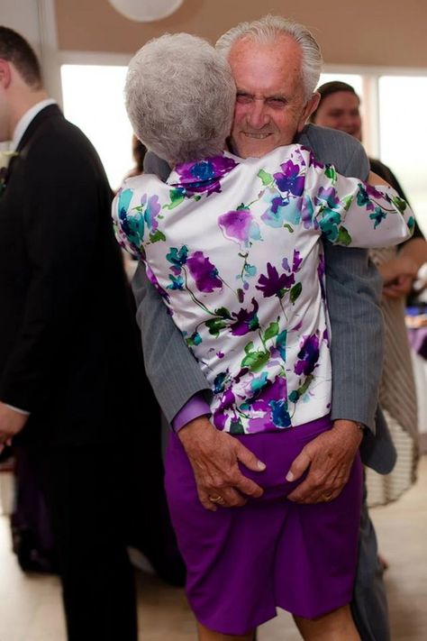 20 Photos of Love That Knows No Age Limits / Bright Side Older Couple, Elderly Couples, Growing Old Together, Old Couples, Never Too Old, Chuck Norris, Young At Heart, Old Age, Old People