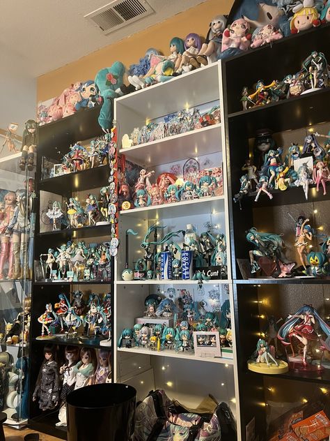 Anime Figurine Display, Anime Figure Shelf, Anime Figures Collection, Miku Collection, 2025 Wishlist, Manga Shelf, Art Figurines, Anime Plushies, Desk Aesthetic