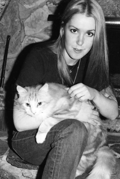 Sandy West, Celebrities With Cats, Cherie Currie, 60s Vibes, Ladies Of Metal, The Runaways, Lita Ford, Rock Guitarist, Women Of Rock