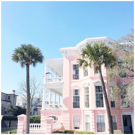 The Ultimate Travel Guide to Charleston, SC | Hope Taylor Photography Visit Charleston Sc, Pink Mansion, Charleston Sc Photography, 2 Weeks In Italy, Charleston Travel Guide, Best Places To Vacation, Charleston Travel, Rainbow Row, Rising Tide