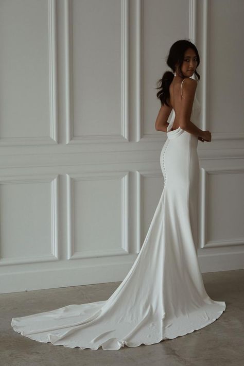 Wedding Dress For Large Shoulders, Wedding Dresses Timeless Classy, Italy Wedding Dress, Iconic Wedding Dresses, Mending Clothes, Timeless Wedding Dress, Classy Wedding Dress, Minimalist Wedding Dresses, Dream Wedding Ideas Dresses