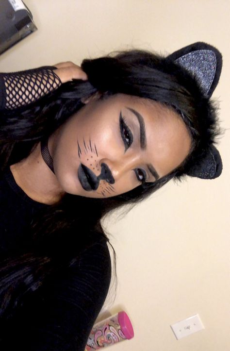 Halloween makeup kitty Cat Makeup Halloween Pretty, Cat Makeup For Kids, Makeup Halloween Simple, Cat Costume Makeup, Black Cat Makeup, Simple Cat Makeup, Dramatic Eyeliner, Cat Halloween Makeup, Cat Makeup Halloween