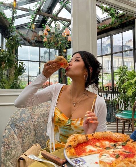 Restaurant Poses, Eat Pray Love Quotes, Restaurant Pictures, Eating Pizza, Eat Pray, Eat Pray Love, Best Photo Poses, Instagram Pose, Date Dinner