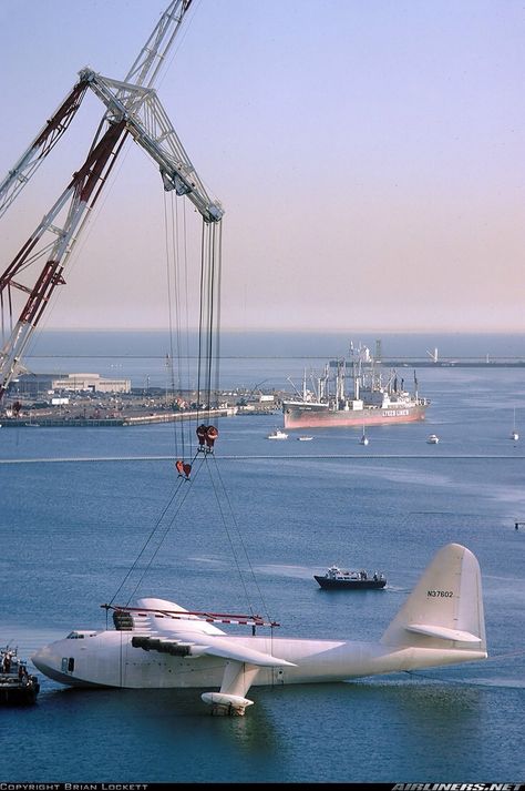 Spruce Goose going to its current home in the Long Beach, CA Harbor entrance with the Queen Mary. Grumman Albatross, Spruce Goose, Sea Planes, Amphibious Aircraft, Sea Plane, Float Plane, The Spruce, Howard Hughes, Air Planes