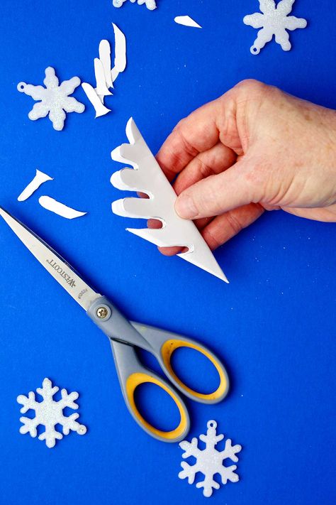 This Amazing Free & Easy Paper Snowflake Pattern Template shows you how to create beautiful cut out snowflakes. Free printable & instructions #WelcometoNanas #KidsCraft #SnowflakePattern #PaperSnowflake Paper Snowflake Patterns Templates, Snowflake Patterns Printable, Cut Out Snowflakes, Printable Snowflake Template, Paper Snowflake Template, Snowflake Bentley, Paper Snowflake Patterns, Photo Frame Crafts, Snowflake Cutouts