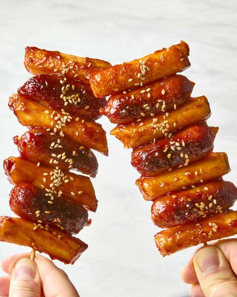 Tteok Recipe Ideas, Rice Cake And Sausage, Tteokbokki Skewer, So Tteok, Rice Cake Recipes Korean, Korean Skewers, Rice Cakes Korean, Tteok Recipe, Sausage Skewers