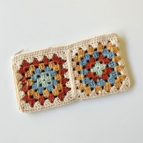 Tuto Crochet Gratuit Le Sapin de Noël Modèle Facile pour débutant Pochette Granny Crochet, Granny Square Crochet Pattern Easy, Crochet Granny Square Beginner, Cardigan Free Pattern, Sac Granny Square, Motifs Granny Square, Crochet Feather, Granny Square Cardigan, Square Cardigan