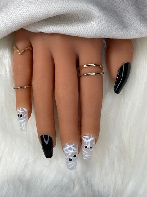 Cute Halloween Nails Acrylic Short Simple, Black Halloween Nails Mummy, Milky White Nails Halloween, Mummy Halloween Nails, Mummy Nails Halloween, Mummy Nail Art, Black And White Halloween Nails, White Halloween Nails, Mummy Nails