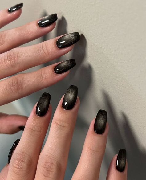 Black Cateye Nails, Y2k Chrome Nails, Gel Nails Y2k, Nails Inspiration Black, Cateye Nails, Y2k Chrome, Black Chrome Nails, Concert Nails, Nails Hand Painted