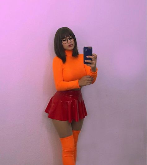 Baddie Velma Costume, Camron Pink Outfit Costume, Brown Skin Halloween Costumes, Black Velma Costume, Velma Makeup Look, Latina Costumes Halloween, Vilma Scooby Doo Costume, Cute Velma Costume, Velma Costume Black Women