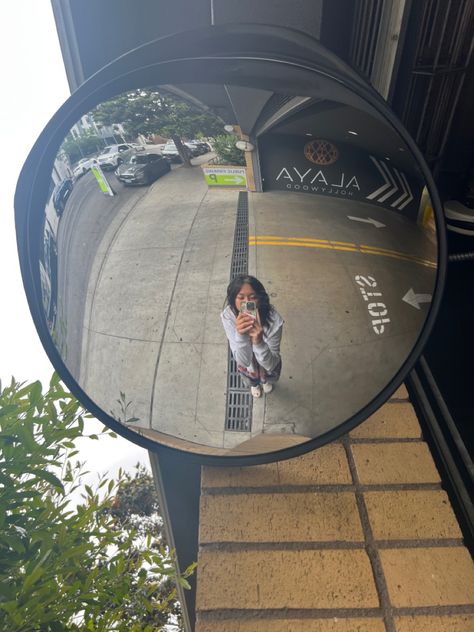 street car wide circle mirror hollywood inspo Street Mirror Selfie, Convex Mirror Selfie, Street Mirror, Mirror Hollywood, Ideas Cuarto, Mirror Interior Design, Hostel Room, Circle Mirror, Circular Mirror