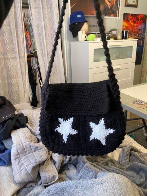 Star Messager Bag Crochet, Star Messenger Bag Crochet Pattern, Cute Crochet Messenger Bag, Crocheted Messenger Bag, Messenger Crochet Bag, Crotchet Bags Aesthetic, Star Granny Square Bag, Star Messenger Bag Crochet, Crochet Cross Body Bags