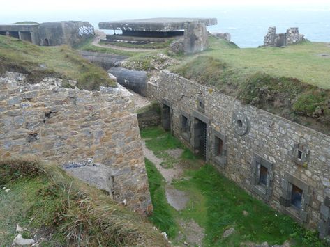 La Batterie de Kerbonn, situé à Camaret sur Mer, sur la pointe ouest de la presqu’île de Crozon, était chargée de surveiller l’entrée et protéger la rade de Brest. Fortifiée par les français dès 1889, la batterie de Kerbonn se voit ajouter entre 1942 et 1944 de nouveaux éléments par les troupes allemandes. Deco Punk, Erwin Rommel, Underground Bunker, La Pointe, Military History, Top 10, France, History, Quick Saves