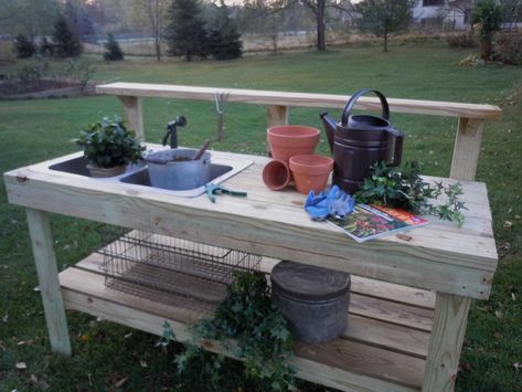 Everything In Between by Kelly & Tiffany: Potting Bench Potting Bench With Sink, Garden Work Bench, Potting Bench Ideas, Outside Sink, Diy Potting Bench, Garden Sink, Old Sink, Potting Tables, Potting Table