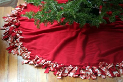 Diy Christmas Tree Skirt, Christmas Table Decorations Diy, Fleece Projects, Xmas Tree Skirts, Farmhouse Christmas Ornaments, Valentine Tree, Christmas Skirt, Sewing Fleece, Diy Tree