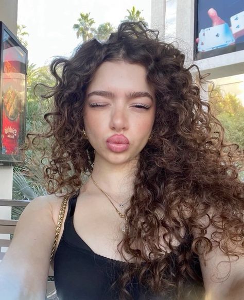 Curly Hair Inspiration, Mia 3, Hair Routine, Curly Hair Cuts, Dream Hair, Long Curly Hair, Curly Girl, Long Curly, Pretty Makeup