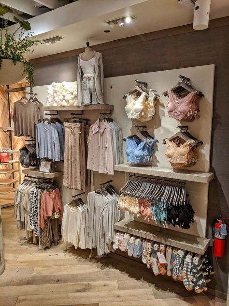 Clothe Display Ideas, Classy Boutique Decor, Boutique Focal Wall, Slat Wall Boutique Display, Salon And Boutique Ideas Interior Design, Boutique Hat Display Ideas, Retail Hanging Display Ideas, Clothing Shop Decor, Jean Wall Display Boutique