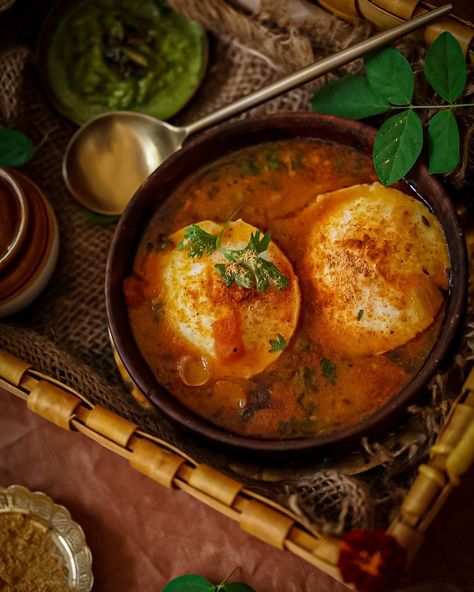 Idli Sambar Photography, South Indian Food Photography, Sambar Idli, Restaurant Board, Gastronomic Food, Idli Sambar, Asian Food Photography, Coriander Chutney, Indian Food Photography