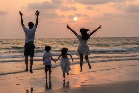 La familia feliz joven asiática disfruta... | Free Photo #Freepik #freephoto #personas #familia #verano #hombre Vision Board Pictures, Dream Family, Summer Road Trip, Family Beach, Beach Photoshoot, Happy Family, Family Photoshoot, Travel Lifestyle, Summer Holiday