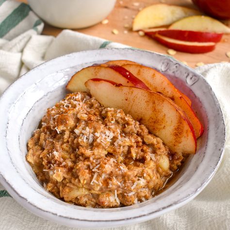 Cardamom Pear Fall Oatmeal Recipe in a Bowl Cardamom Oatmeal, Autumn Oatmeal, Apple And Cinnamon Porridge, Apple Cinammon Oats, Apple Cinnamon Oatmeal Microwave, Apple Cinnamon Protein Oatmeal, High Protein Yogurt, Cinnamon Breakfast, Apple Breakfast