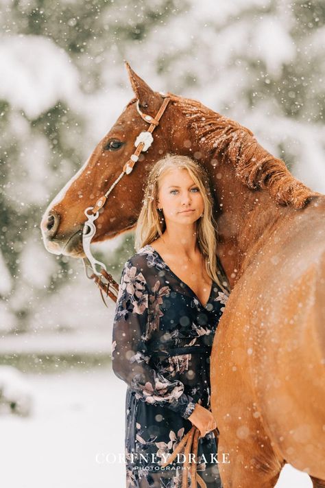 Winter Senior Pictures With Horses, Cowgirl Snow Photoshoot, Horse Christmas Photoshoot, Snowy Senior Pictures, Winter Horse Photoshoot, Photoshoot With Horses, Portraits With Horses, Horse Snow, Snow Horse