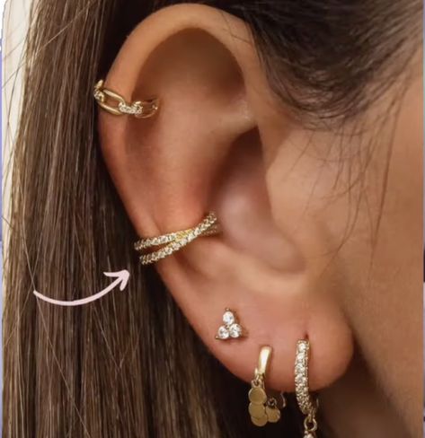 Ear Inspo Piercing, Four Piercings Ears, Double Piercing Earrings Ideas, Nose Piercing Pain, Piercing Oreille Tragus, Ear Piercing Combinations, Minimalist Accessories Jewellery, Minimalist Ear Piercings, Rose Gold Bridal Jewelry