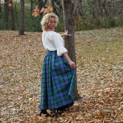 Traditional Scottish Dress, Highland Outfit, Scottish Dress, Game Outfit, Highland Games, Scottish Fashion, Tartan Scarf, Outfit Women, Historical Dresses