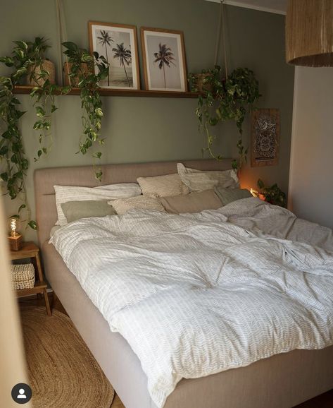 Green Based Bedroom, Green Wall Room Inspo Bedroom, White Wall Green Bedding, Simple Green Bedroom, Green And Beige Room Aesthetic, Green Walls Aesthetic Bedroom, Relaxed Coastal Bedroom, Green Room Ideas Bedroom Modern, Sage Green Wall Room Aesthetic