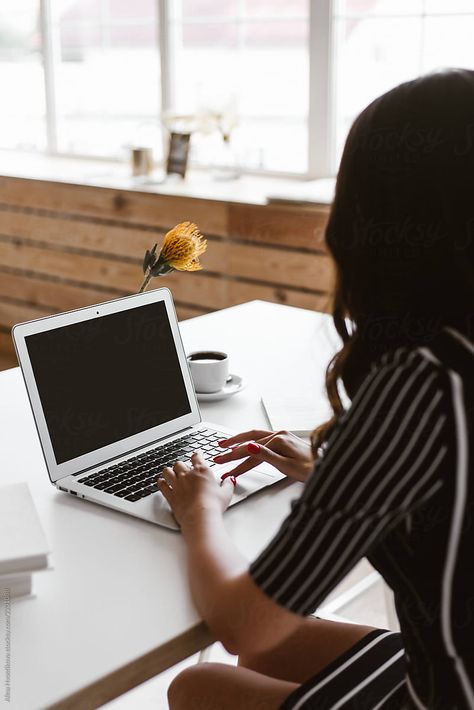 Flower And Coffee, Typing On Computer, Woman Working On Laptop, Woman With Dark Hair, Working On Laptop, Corporate Women, Brunette Woman, Career Woman, Secret To Success