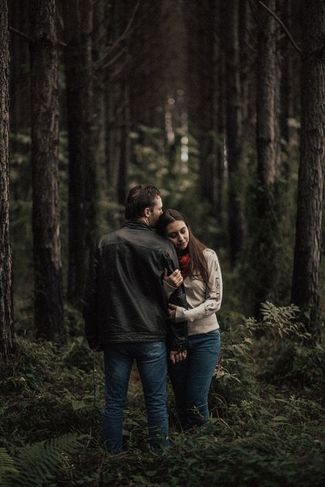 Pre Wedding Photoshoot In Forest, Forest Pre Wedding Photoshoot, Woodland Engagement Shoot, Couple Poses In Forest, Couples Outdoor Photoshoot Photo Ideas, Forest Photography Model, Engagement Photos Oak Trees, Forest Couple Photos, Twilight Photoshoot Ideas